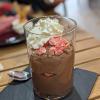 Mousse au chocolat aux éclats de pralines