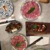 Antipastis à partager : artichauts fris, bruschetta, duo de saucissons et jambon de Parmes
