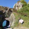 Pour accéder à la plage , on passe sous un tunnel taillé dans la falaise 