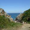 Pour ceux qui préfèrent les endroits plus ' intimes ' , voici l'accès à une autre ( petite) plage .C'est aussi le point de départ de randonnées ( GR34)
