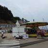 Attractions pour enfants en bordure de la plage ( chevaux de bois et sauts à l'élastique)