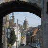 sous la porte la vue du beffroi
