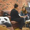 Espace Lounge avec un canapé confortable, Praline et Panda, Bourges (18)