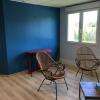 La salle modulable utilisée pour les passations de test (QI par exemple) et où je vous accueille pour les ateliers (ateliers dessin par exemple), "cafés psy", groupes de paroles, "formations"...