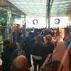 File d'attente en dehors du magasin
