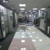 Dans notre show-room, de grands carreaux sont exposés au sol. Il est plus facile de visualiser ainsi la qualité de ce que nous proposons.