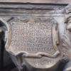 texte gravé sur le puits