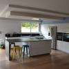 Cuisine Raison Home 
Façades Blanc brillant et plan de travail en Dekton noir 