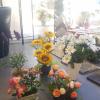 Vente d'articles funéraires : fleurs artificielles, plaques personnalisées, vases, ... .