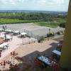 vue sur les terrasses et le parking