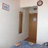 l'entrée de la chambre, avec un miroir face à la porte de la salle-de-bains