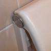 Dérouleur de papier toilette, très sale
