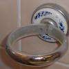 un des deux porte-gobelets, près du lavabo... sale et plein de calcaire