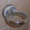 L'autre porte-gobelets, près du lavabo... également sale et plein de calcaire (tout comme le carrelage)