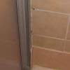joint du carrelage sale et moisi, le long de la paroi de douche