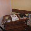 table avec livres sur la région, dans le couloir de l'hôtel