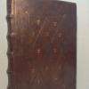 Restauration de livres anciens, ici: reliure copie du 16e siècle plein cuir décor à froid et fleurs de lys dorées à la feuille d'or. Matériaux et techniques respectant les normes ISO préconisées par les Archives.