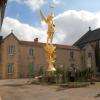 L'archange exposé sur la place près de l'église