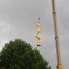 l'archange commence son ascension vers le sommet de l'église
