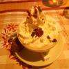 Café gourmand: café chaud, glace vanille et chantilly