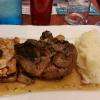 Souris d'agneau moelleuse, accompagnée d'une purée et d'un gratin dont la composition m'échappe encore (peut être des trompettes de la mort). Excellente.