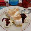 Tarte citron meringuée, accompagnée de crème chantilly nappée d'un coulis de cassis. Légère, onctueuse et surtout parfumée à souhait. 