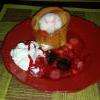 Un bon dessert bien frais avec sa boule de glace et son panier de fruits ! 