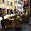 Terrasse très agréable donnant sur la rue piétonne .