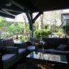 Une des salles donne sur la terrasse et son petit salon et sur le jardin 