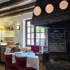 Ancienne cheminée dans la salle du restaurant Le Village à Maurepas (78)