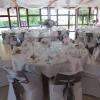 Housses de chaise, noeuds, tentures plafond, vases Martini...