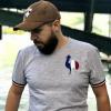T-shirt gris avec coq tricolore, casquette camel avec badge brodé ski 1924.