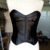
Bustier en cuir fermer au dos par une fermeture en strass de swarovski. 350 euros