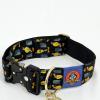 Collier pour grand chien fabriqué à partir d'une cravate de seconde main Looney Tunes.