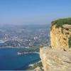 Des sentiers permettent d'approcher au plus près du bord de la falaise...