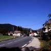 en arrivant dans le village