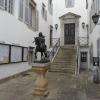l'entrée de la mairie , statue équestre de Louis XIV