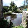 La rivière se divise pour entourer le village