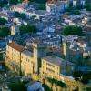 Le château de l'Empéri surplombe la ville