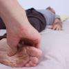 Pression sur la voute plantaire, ferme et délicat à la fois. Détente assurée dès les premières secondes du massage.