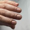Remplissage sur ongles courts et manucure russe. Base nude. 