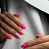 Remplissage gel et manucure russe. Nail art été et dégradé de couleurs. 