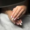 Extension d’ongles avec gel et popit Avec manucure russe. Nail art pour l’été avec effet nacré et French. 