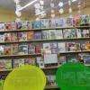 Le rayon livres est bien achalandé, lui aussi.