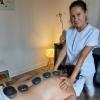 Massage aux pierres chaudes décontractant musculaire puissant grâce à la chaleur des pierres de basalte,il agit en profondeur dans la fibre musculaire, detoxifiant, drainant, relaxant..