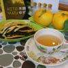 Nos thés au Yuzu avec notre technique de parfumer artisanale sont des des mariages parfaits entre les thés et la douceur aromatique fleurie et fruitée de ce fruit Yuzu aux rayons d’or de soleil du Japon.