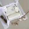 Le coffret Essentiel de Bébé Coton a été pensé pour accompagner les premiers jours de vie de bébé avec douceur et simplicité. Composé de 7 pièces indispensables, il réunit les éléments textiles incontournables pour le trousseau de naissance. C’est le cadeau parfait pour les jeunes parents ou pour compléter une valise de maternité avec style.

Disponible en gris violine ou écru, ce coffret unisexe convient aussi bien aux filles qu’aux garçons, et s’adapte à toutes les envies.

Contenu du coffret :

1 pyjama 1 pièce
1 gilet doublé
1 bonnet
1 paire de chaussons
1 bavoir bandana
1 lange en gaze de coton 50×70 cm
1 doudou tête de lapin en gaze de coton
Caractéristiques :

Matière : 100 % coton bio, idéal pour la peau fragile des nouveau-nés
Taille unique : 0-3 mois (tailles européennes standards)
Entretien : Lavage à 30°C conseillé, séchage à l’air libre recommandé
Présentation : Coffret élégant, prêt à offrir
Un coffret pratique, doux et élégant, pour démarrer la vie de bébé en toute sérénité.