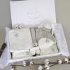 Le coffret Confort Bébé Coton, dans sa version écru, est un concentré de douceur et de praticité. Conçu pour répondre aux besoins des jeunes parents, il contient 16 pièces essentielles en coton bio, alliant confort, style et fonctionnalité. Ses tons écru délicats et mixtes s’adaptent parfaitement à tous les bébés, filles comme garçons.

Ce coffret complet est idéal pour préparer l’arrivée de bébé ou comme cadeau de naissance raffiné.

Contenu du coffret :

4 bodies à manches longues brodés du logo Bébé Coton
1 pyjama 1 pièce
1 pyjama 2 pièces
1 gilet doublé
1 bonnet
1 bavoir bandana
1 paire de chaussons
1 couverture 75×100 cm
1 gigoteuse ajustable à manches amovibles
1 sortie de bain avec capuche
1 doudou tête de lapin
2 langes en gaze de coton 50×70 cm
Caractéristiques :

Matière : 100 % coton biologique, doux et hypoallergénique
Taille : 0-3 mois, avec coupes légèrement généreuses pour accompagner la croissance
Entretien : Lavage à 30°C, séchage à l’air libre recommandé
Présentation : Livré dans un coffret élégant et prêt à offrir
Le coffret Confort écru, c’est le parfait équilibre entre élégance et praticité pour prendre soin de bébé dès la naissance.