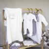 Pyjama une pièce
Confortable et pratique, notre pyjama une pièce en coton bio est idéal pour les nuits paisibles de bébé. Doté de chaussons intégrés et d’une ouverture cache-cœur à boutons-pression, il facilite le change tout en maintenant bébé bien au chaud.
Disponible en deux coloris apaisants : écru et gris violine.
Couverture
Notre couverture 75×100 cm en double épaisseur de coton offre une douceur exceptionnelle pour envelopper bébé de chaleur et de tendresse. Ornée du logo brodé Bébé Coton au centre, elle est parfaite à la maison comme en sortie.
Proposée en deux coloris élégants : écru et gris violine.