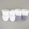 Chaussons
Conçus pour garder les petits pieds bien au chaud, nos chaussons en coton bio allient confort, douceur et style. Leur forme enveloppante assure un bon maintien sans comprimer, parfaits pour les premiers jours de bébé.
Disponibles en deux coloris intemporels : écru et gris violine.